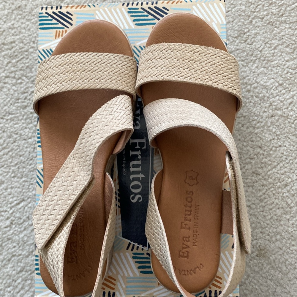 NIB Eva Frutos leather sandals